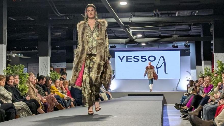El desfile para mostrar los abrigos de la firma sotrondina Yes 50. | A. S.