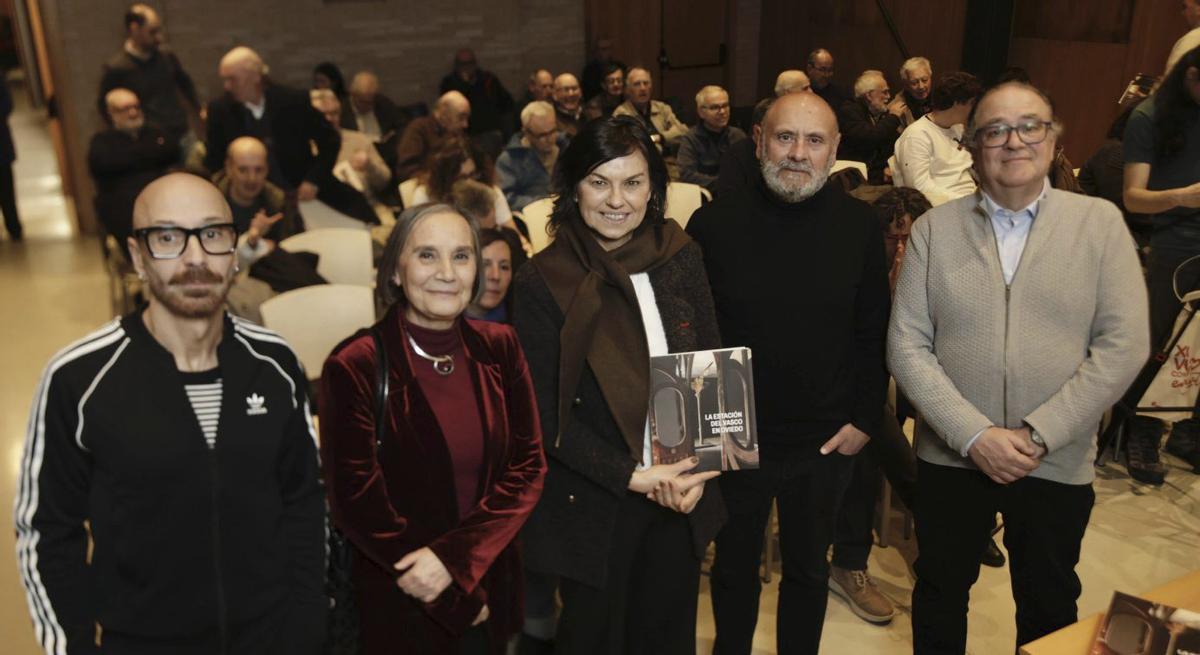 Por la izquierda, Juan Jareño, Pilar García Cuetos, Montserrat López, José María Suárez Flórez y Javier Fernández López, ayer, en la presentación del catálogo de la exposición de la Estación del Vasco. | JUAN PLAZA