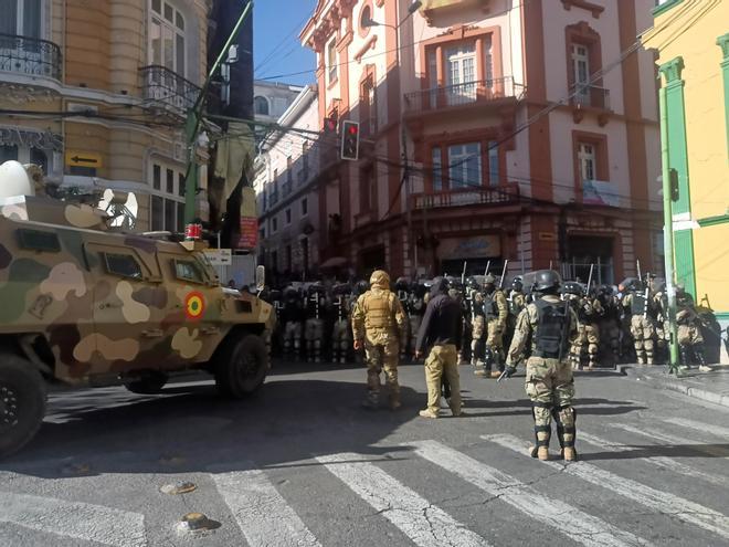 The president of Bolivia denounces irregular mobilizations of the military in La Paz