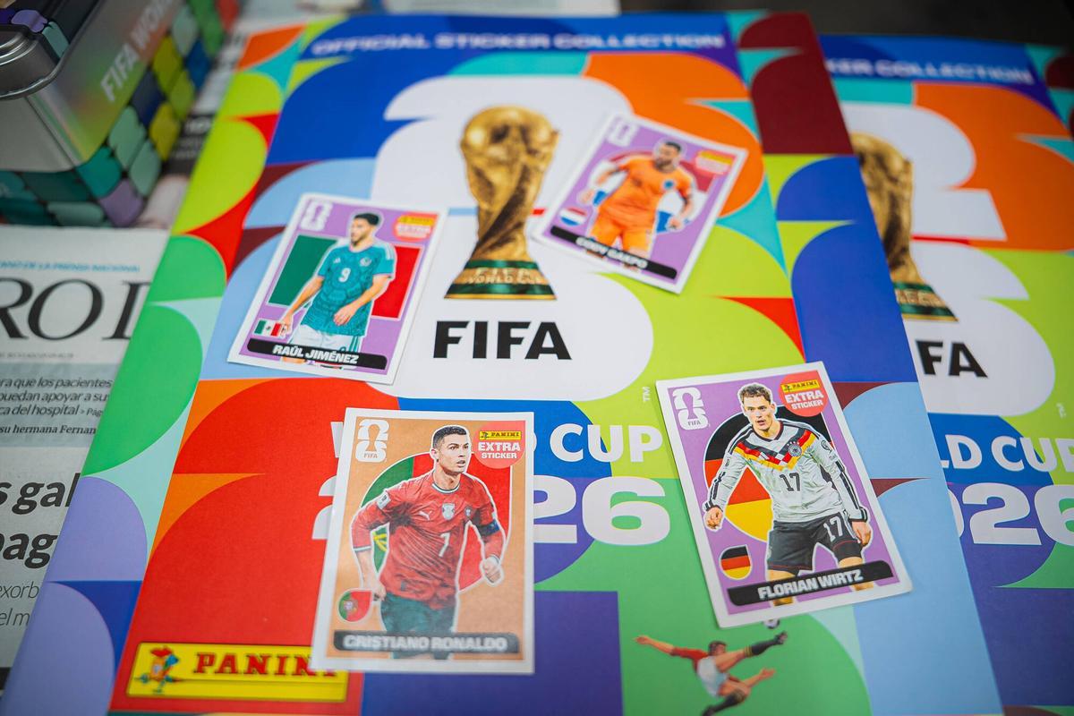 Papelería papeles (Jenaro de la Fuente, 6) Foto al responsable del negocio con un álbum de cromos del mundial. Es imposible encontrar cromos porque se agotan en cuestión de horas cuando llegan los pedidos Los encargados son madre e hijo Adrián.