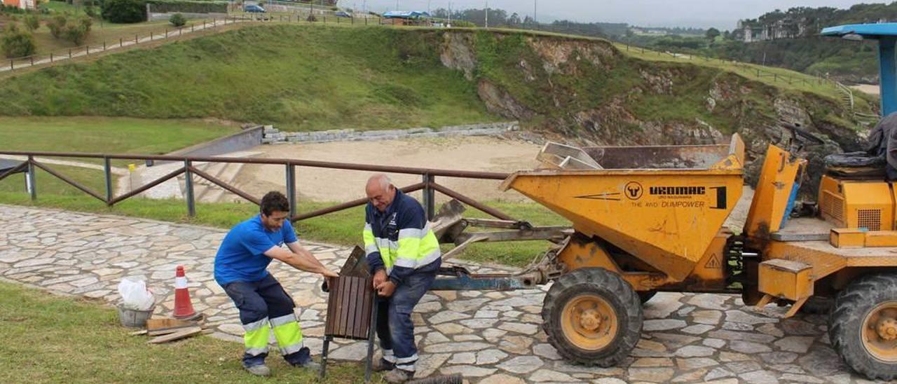 Antón Gayol apura los preparativos del bar playero, en Luarca.