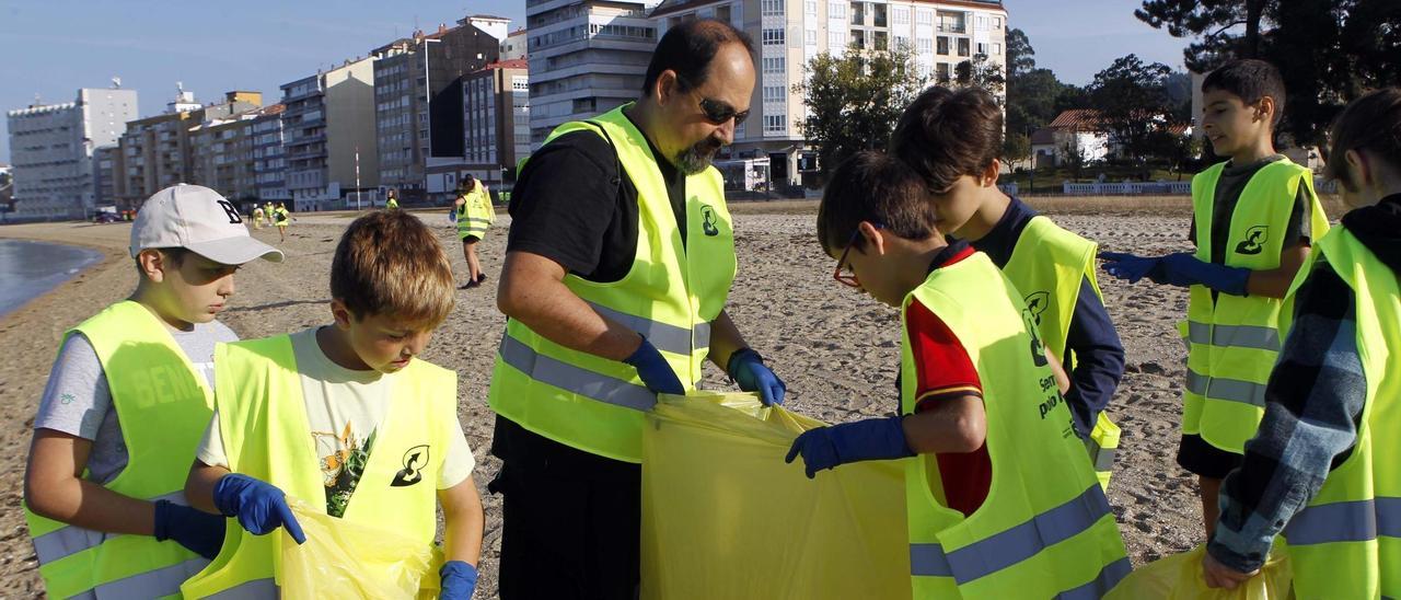 Un momento de la limpieza organizada por el colegio de A Lomba, en Vilagarcía.