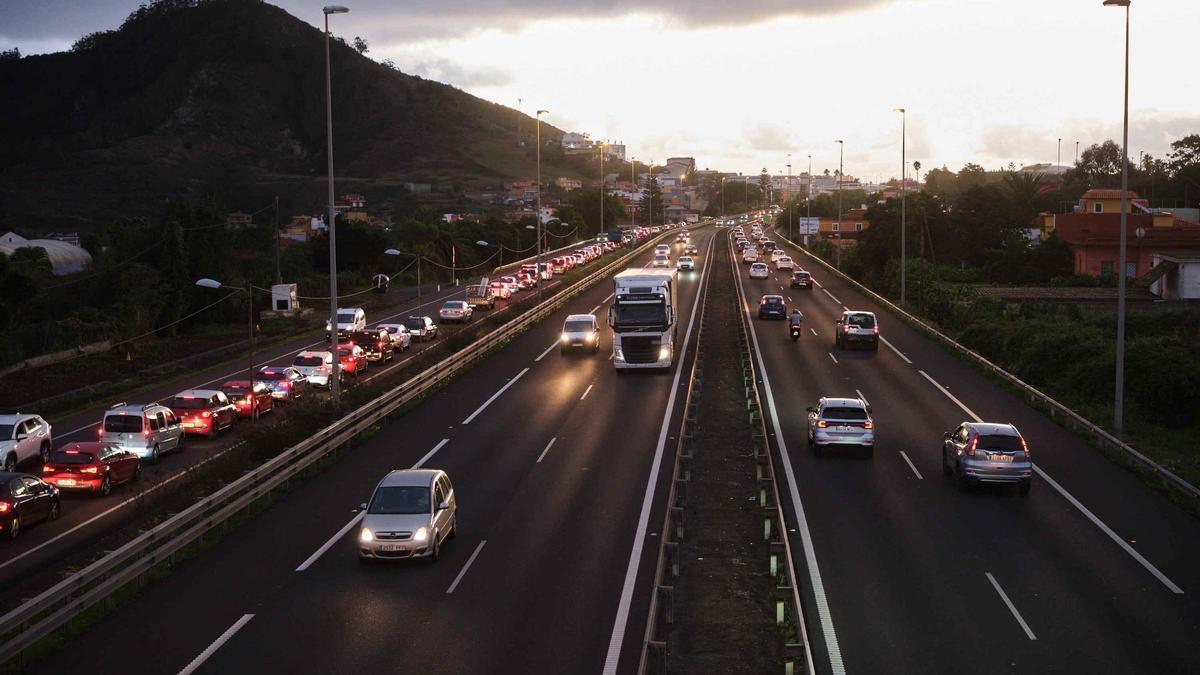 Colas en Tenerife el primer día de cortes en la autopista