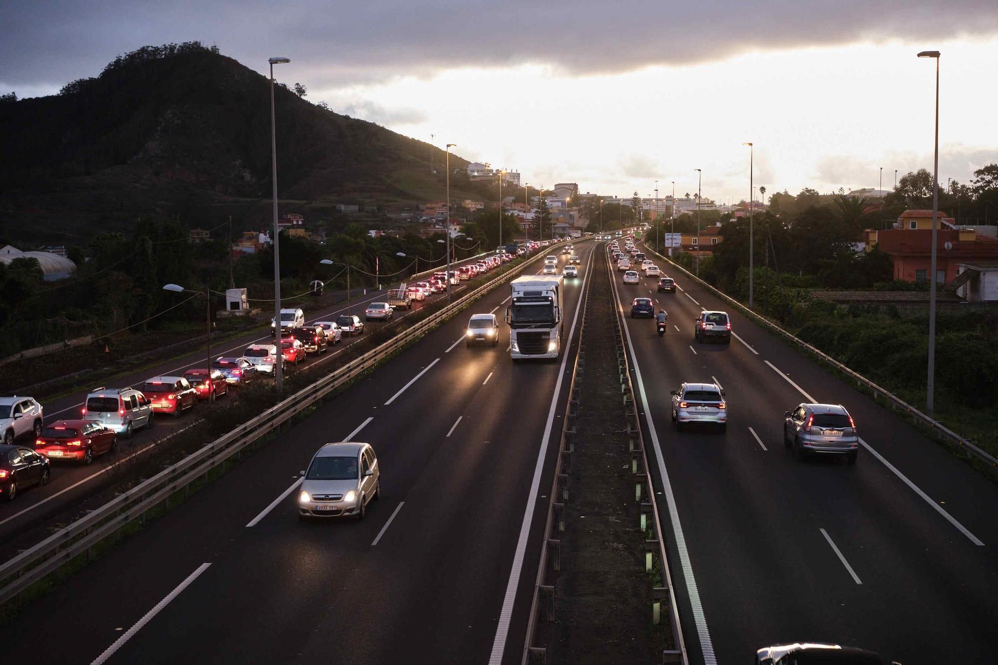 Colas en Tenerife el primer día de cortes en la autopista