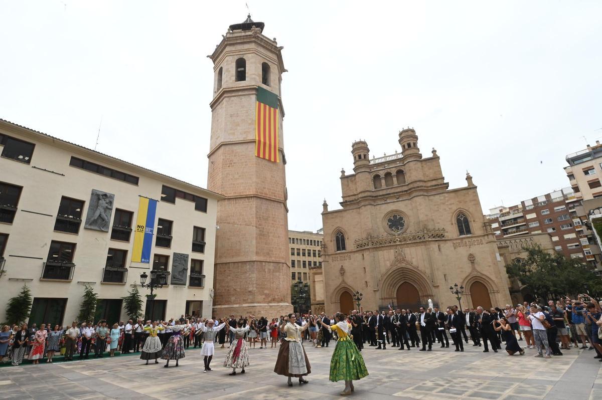 Un momento de la interpretación del Bolero de Castellón, junto a la Banda Municipal dirigida de nuevo por José Vicente Ramón.