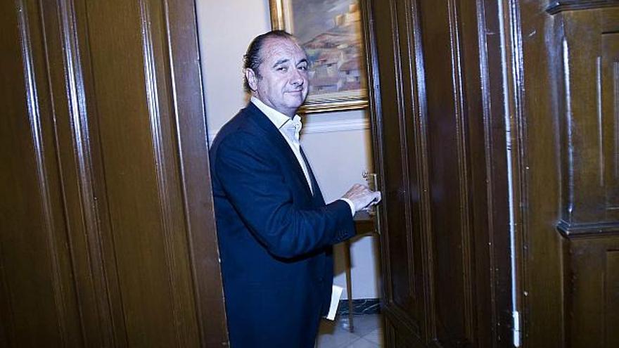 José Joaquín Ripoll accede el jueves por la noche a su despacho en la Diputación tras su comparecencia ante los medios.