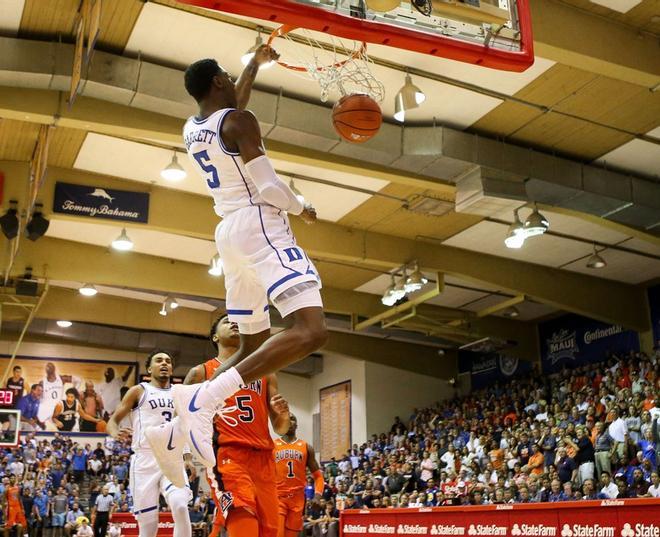 RJ Barrett # 5 de los Duke Blue Devils remata el balón en el descanso rápido durante la segunda mitad del juego contra los Auburn Tigers en el Centro Cívico de Lahaina.