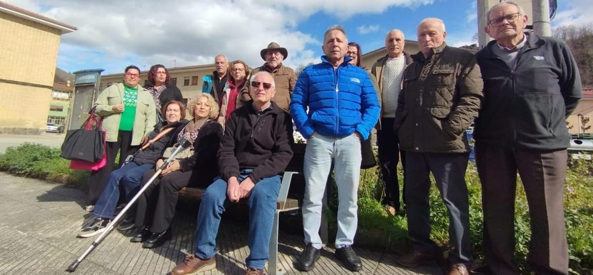 Directivos y socios de la asociación vecinal de Barredos, en la plaza de la iglesia. | FIRMA