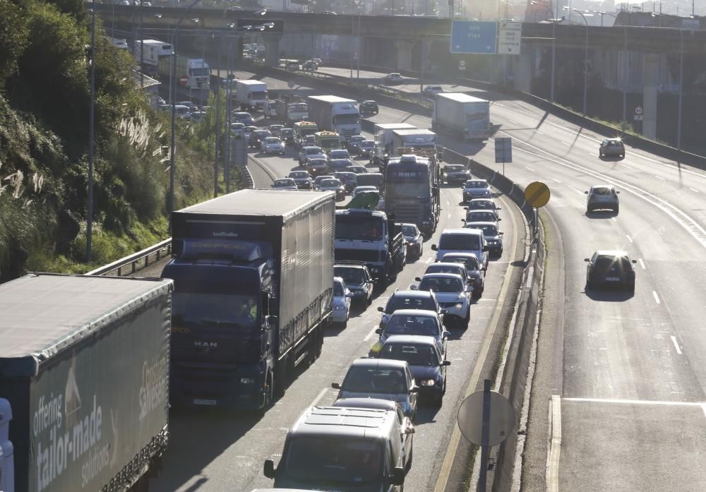 Un accidente entre tres camiones colapsa Rande