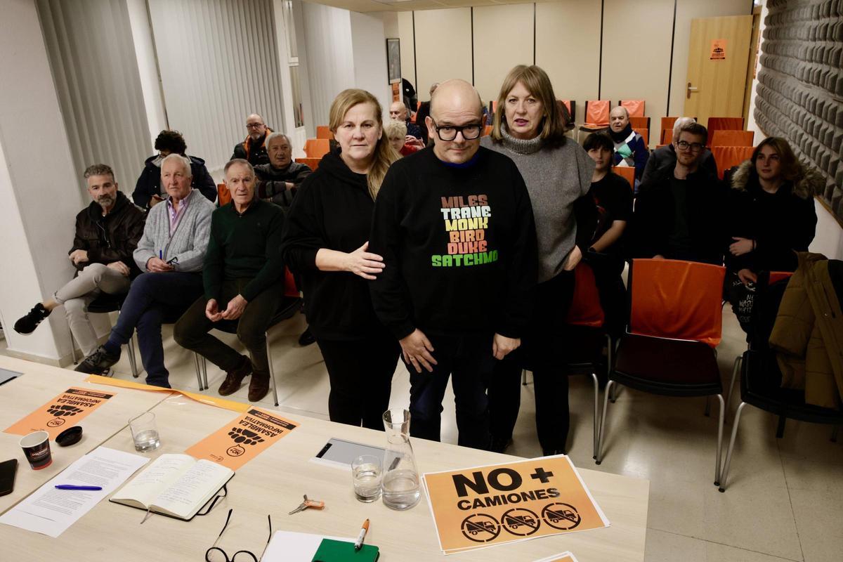 La asamblea vecinal en el Ateneo de La Calzada