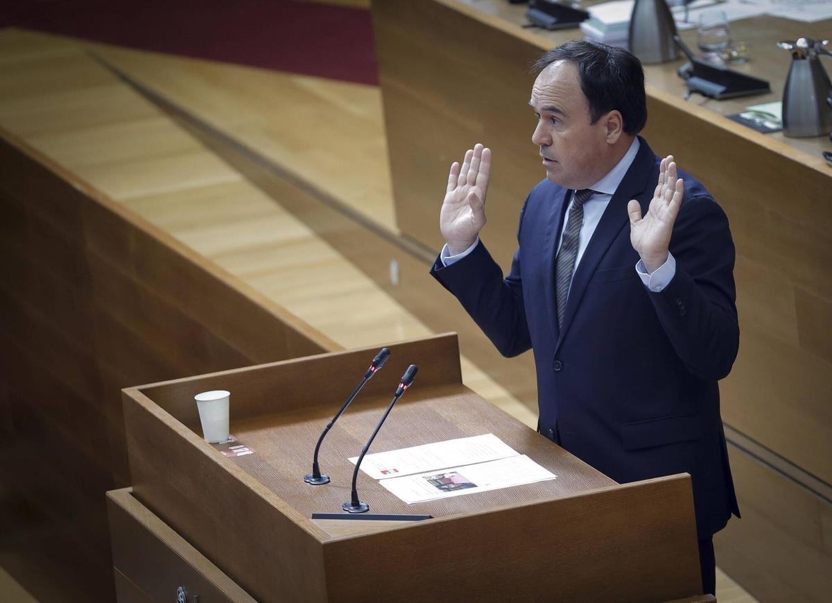 El president Juanfran Pérez Llorca interviene en las Corts durante la sesión de control de este jueves, 21 de mayo de 2026