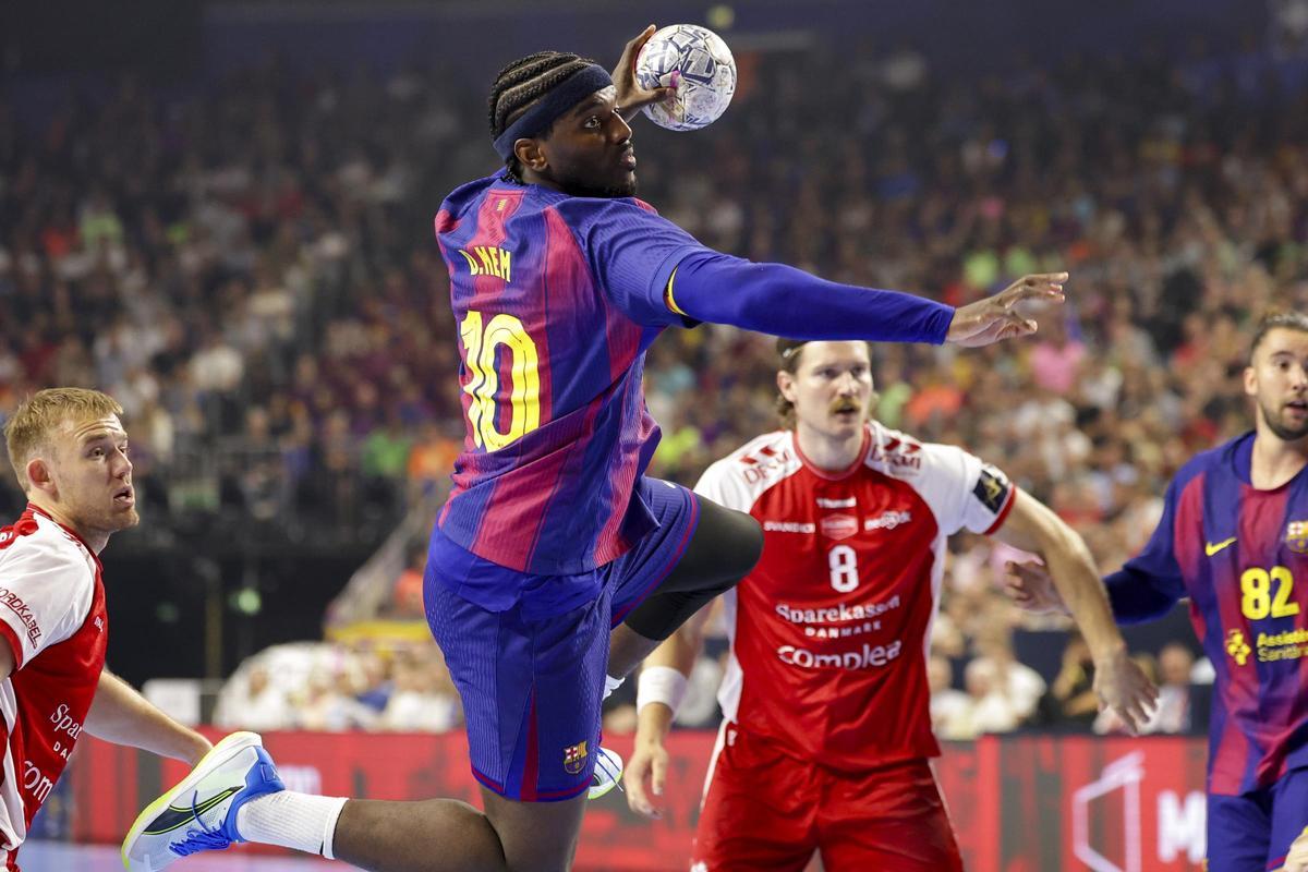 Dika Mem, jugador del Barça, busca el lanzamiento en su partido ante el Aalborg.