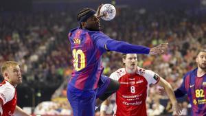 Dika Mem, jugador del Barça, busca el lanzamiento en su partido ante el Aalborg.
