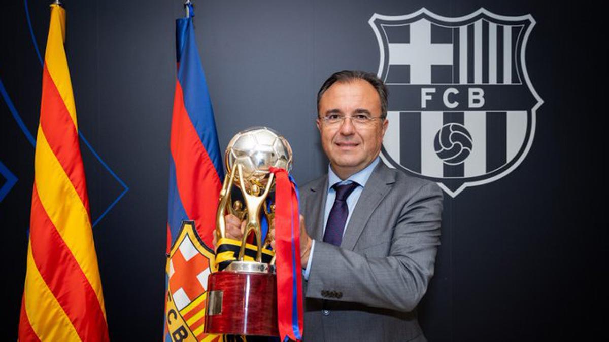 Aureli Mas, con el título de liga