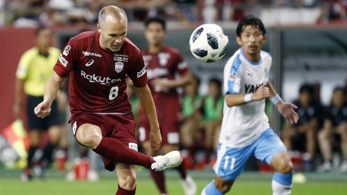 Iniesta controla el balón durante el partido contra el Jubilo Iwata.