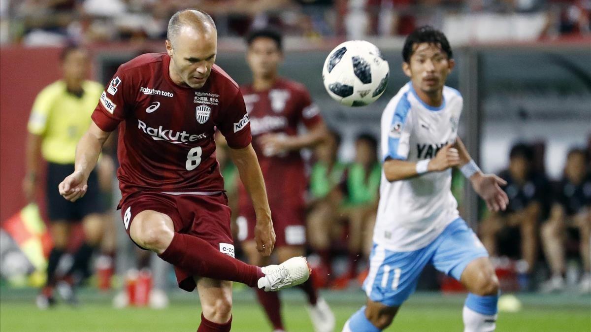 jmexposito44624168 vissel kobe s andres iniesta  left  of spain controls the ba180811164533