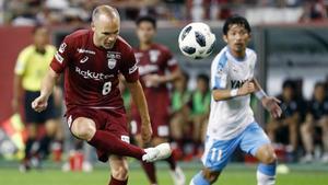 jmexposito44624168 vissel kobe s andres iniesta  left  of spain controls the ba180811164533