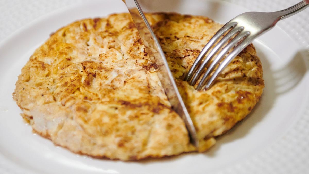 Tortilla de bacalao, puerro y cebolla confitada del restaurante Abasolo Etxea.