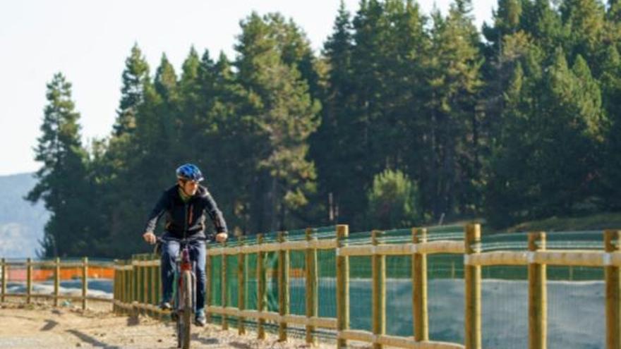 Un treballador de FGC a la Molina amb una de les noves bicicletes elèctriques