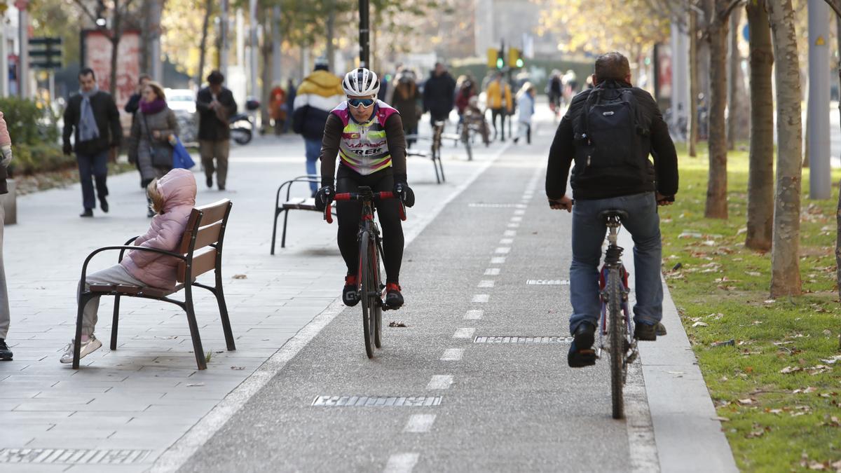 Personas en bicicleta y andando por el centro de la ciudad de Zaragoza.