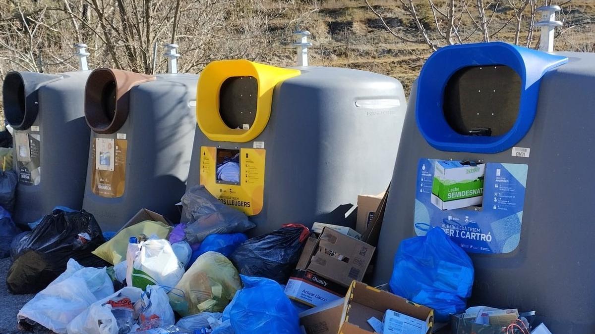 Es van endur la pantalla intel·ligent de dos contenidors de l'illeta d'emergència de Bagà, que ara han quedat oberts