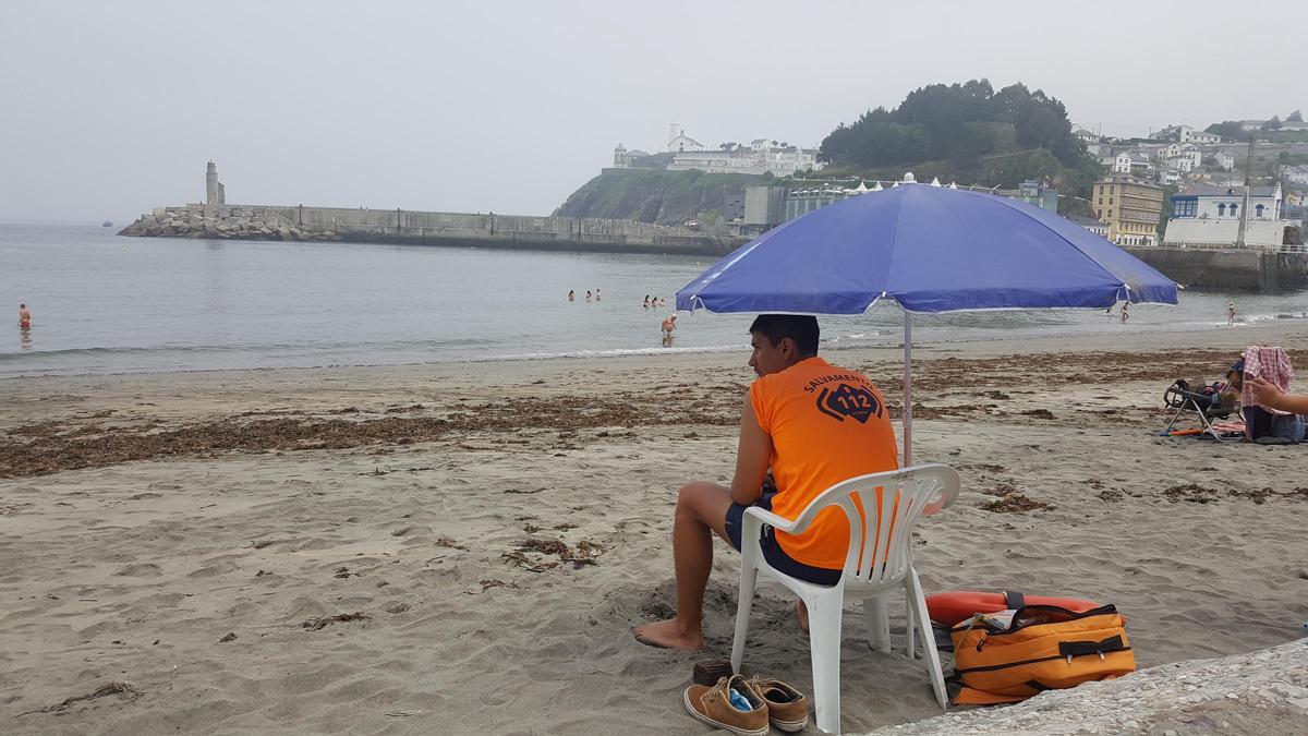 Un socorrista en la playa Primera de Luarca.