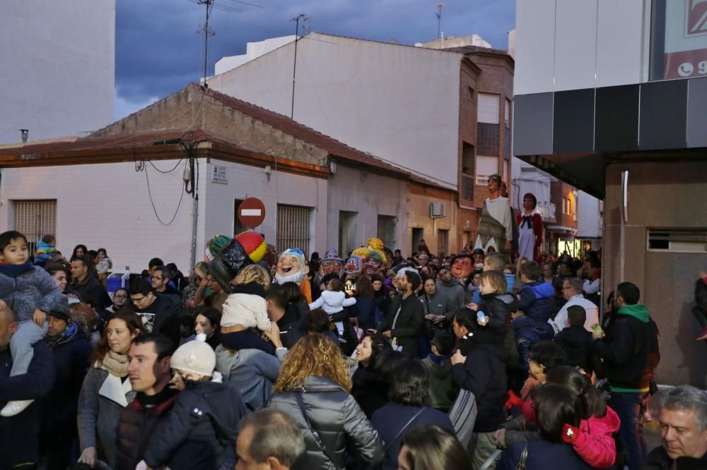 Lilí, El Lobo y el Ogro recorrieron las calles de Torrevieja hasta que la lluvia interrumpió su primer recorrido de las Fiestas de La Purísima