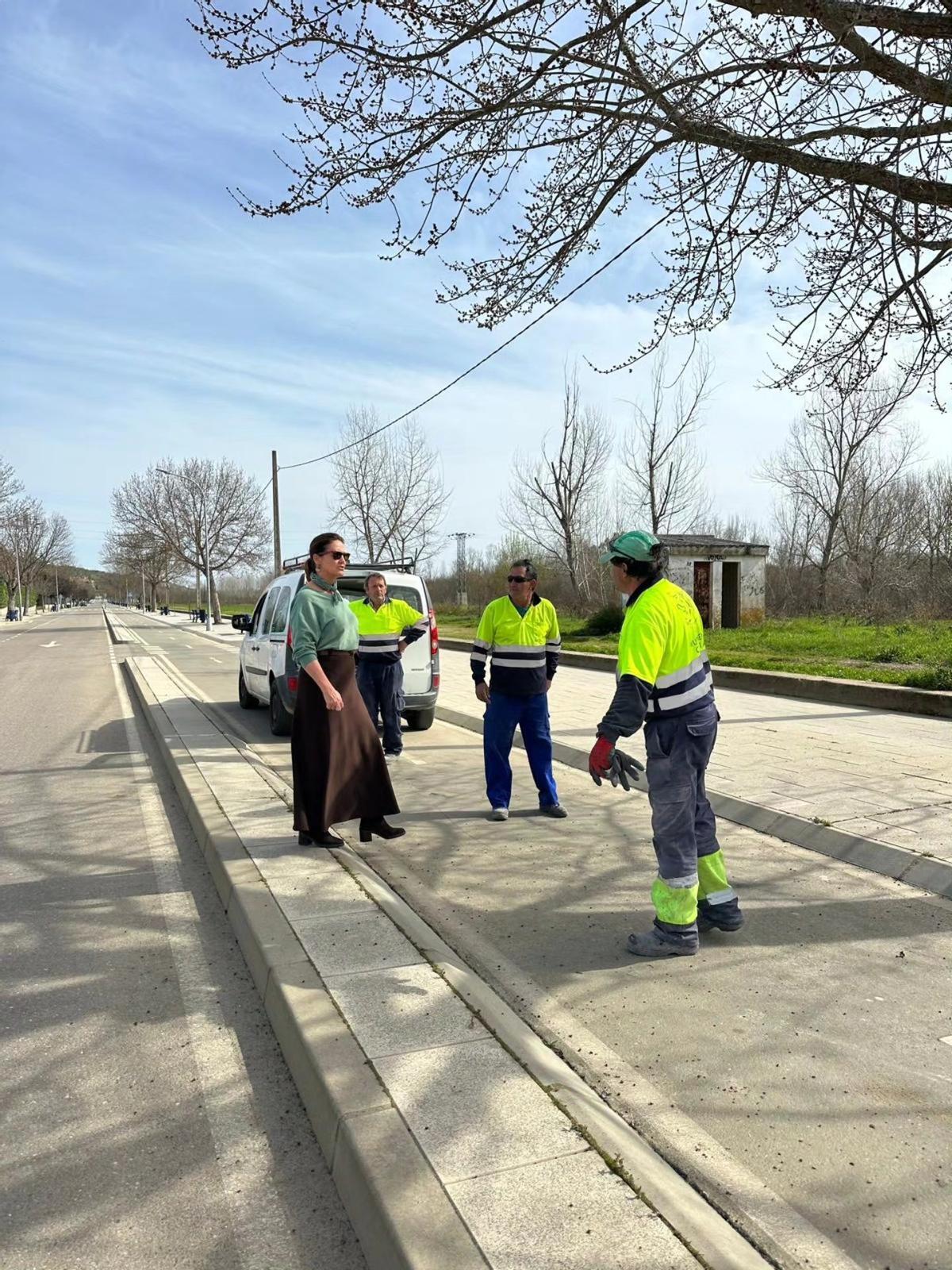 La alcaldesa, junto a operarios municipales en el Paseo de La Isla.