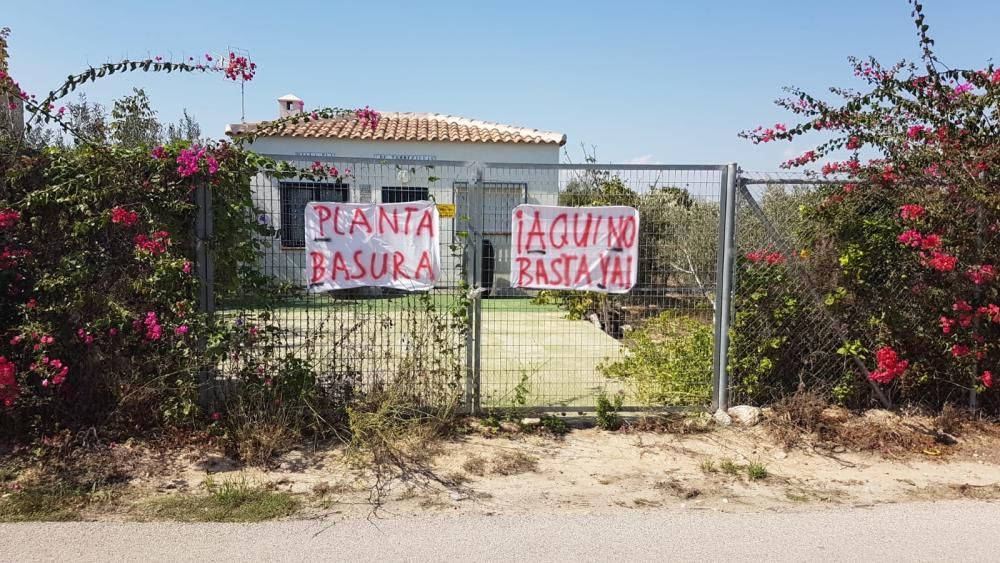 Protesta de vecinos de San Miguel contra el proyecto planta de tratamiento de basuras  presentado por OHL a las puertas de la Diputación, donde se celebraba la reunión del consorcio.