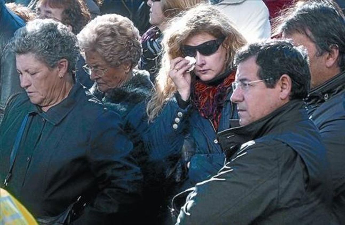 En record de les víctimes 8 Centenars de veïns d’Olot van protagonitzar dos minuts de silenci. En record de les víctimes 8 Centenars de veïns d’Olot van protagonitzar dos minuts de silenci.
