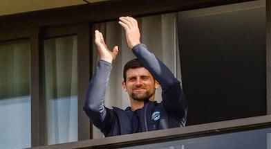 Djokovic aplaude desde su habitación en Adelaida.