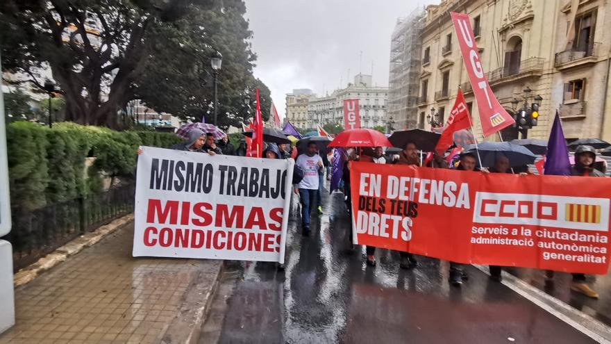 Los trabajadores de las ITV llevan su protesta a Valencia mientras las estaciones de Alicante se quedan vacías