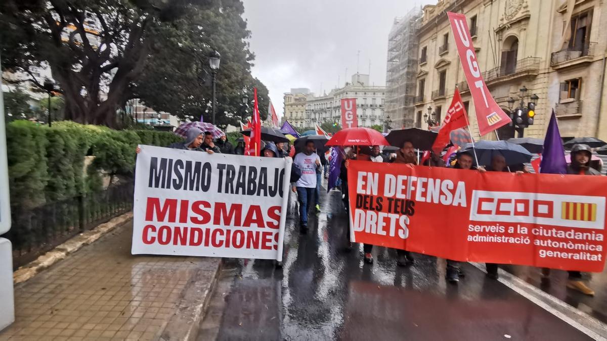 Trabajadores de las ITV durante la marcha en Valencia.