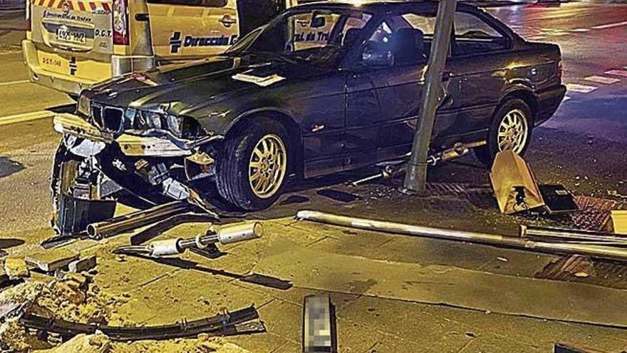 Estado en el que quedÃ³ el coche y el mobiliario urbano.