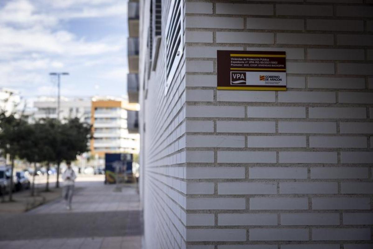 Cartel de una VPO nueva en Zaragoza.