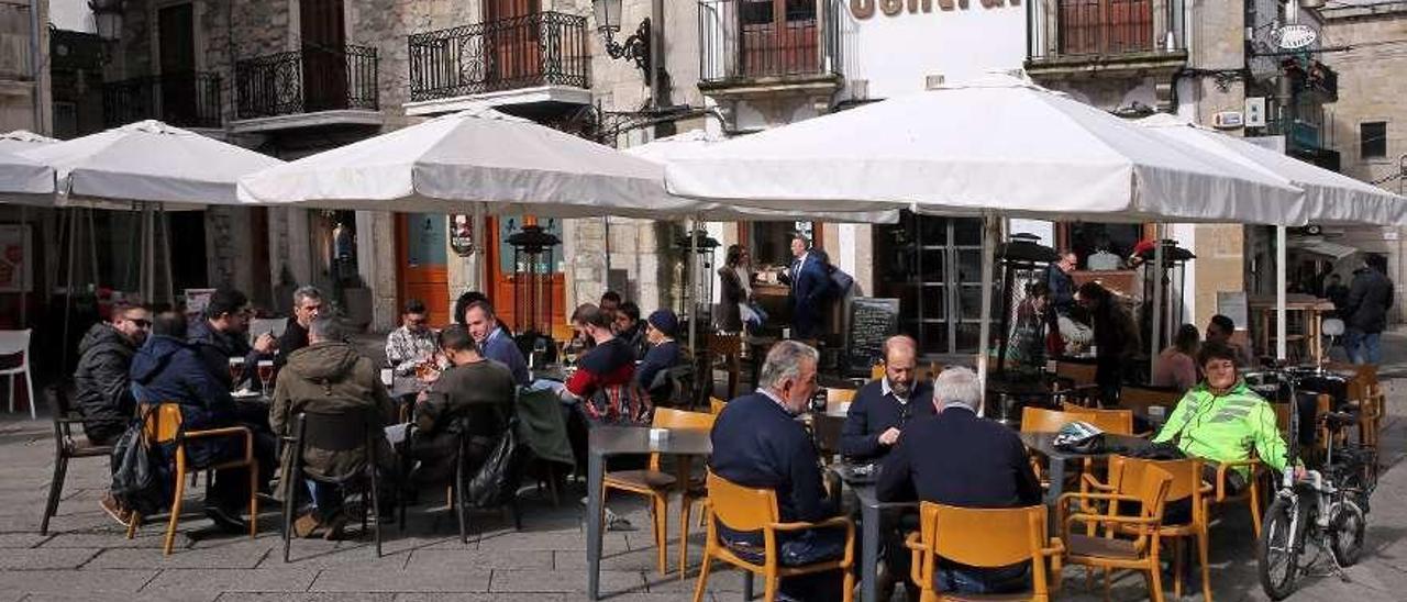 Una terraza de una cafetería-restaurante situada en Vigo. // Marta G. Brea