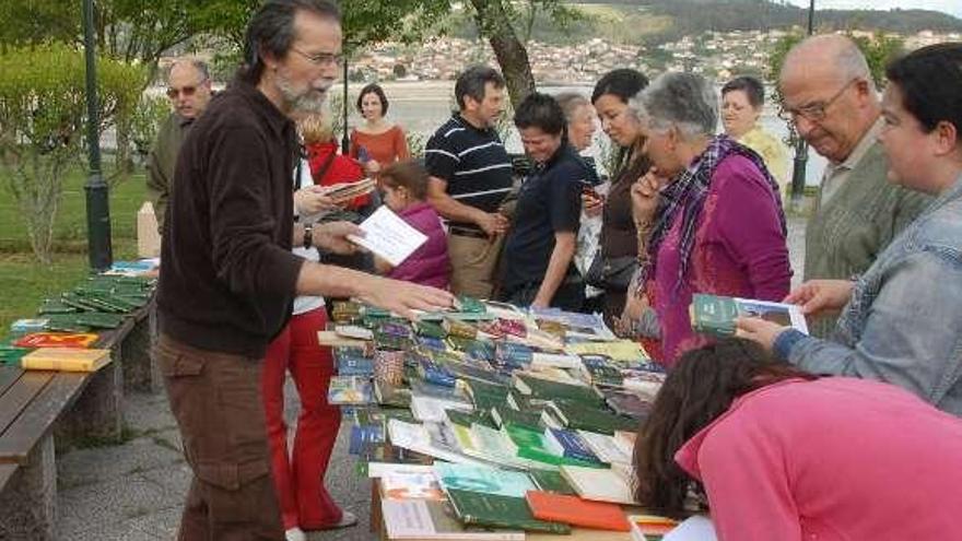 Unha actividade da Lonxa Literaria de Moaña.  // Gonzalo Núñez