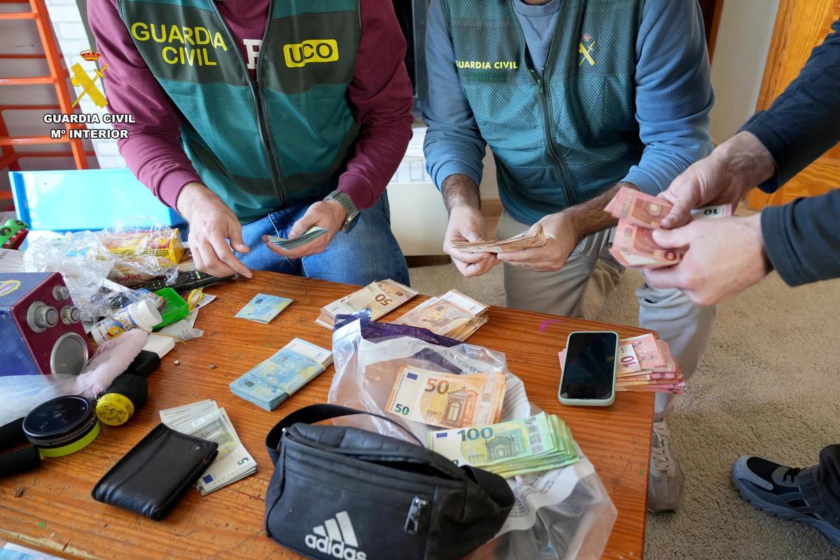 Agentes de la UCO cuentan el dinero intervenido a la banda de los cajeros.