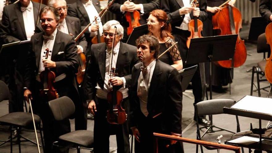 Óliver Díaz y miembros de la OSPA, en el concierto de ayer en Gijón.