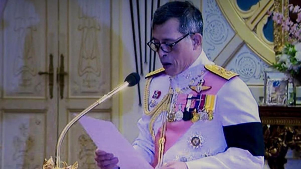 Captura de vídeo del momento en que Vajiralongkorn responde a la invitación para ascender al trono, pronunciada por el presidente de la Asamblea Legislativa, en Bangkok, este jueves.