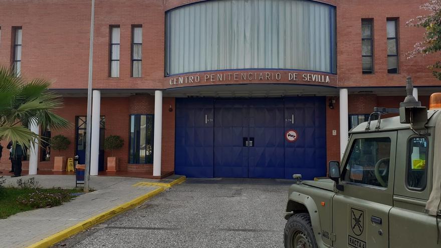 Un preso se corta el cuello en una cárcel de Sevilla para que le dieran más metadona
