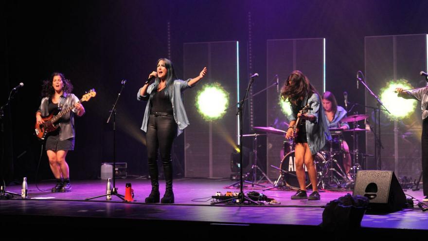 Actuación da Banda da Loba nun festival na Estrada. |   // BERNABÉ/JAVIER LALÍN