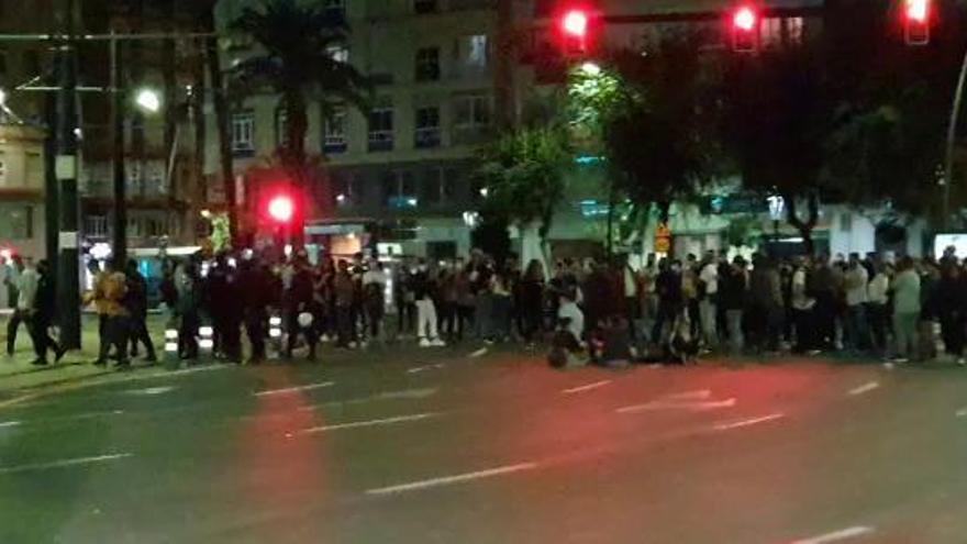 Manifestantes contra el cierre de la hostelería cortan el tráfico en la Redonda
