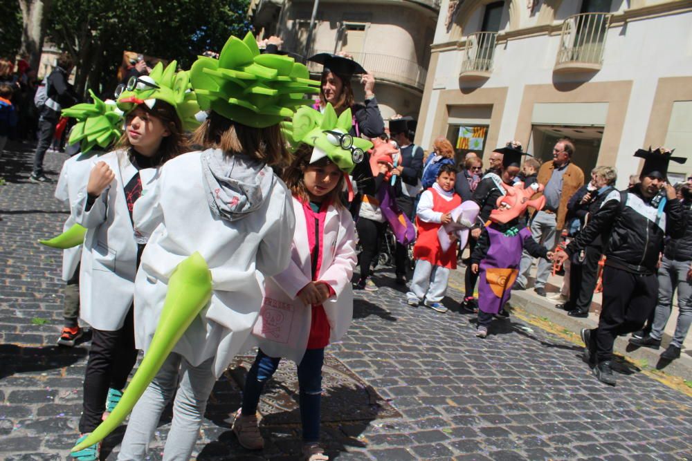 La rua escolar de la Santa Creu torna a enlluernar