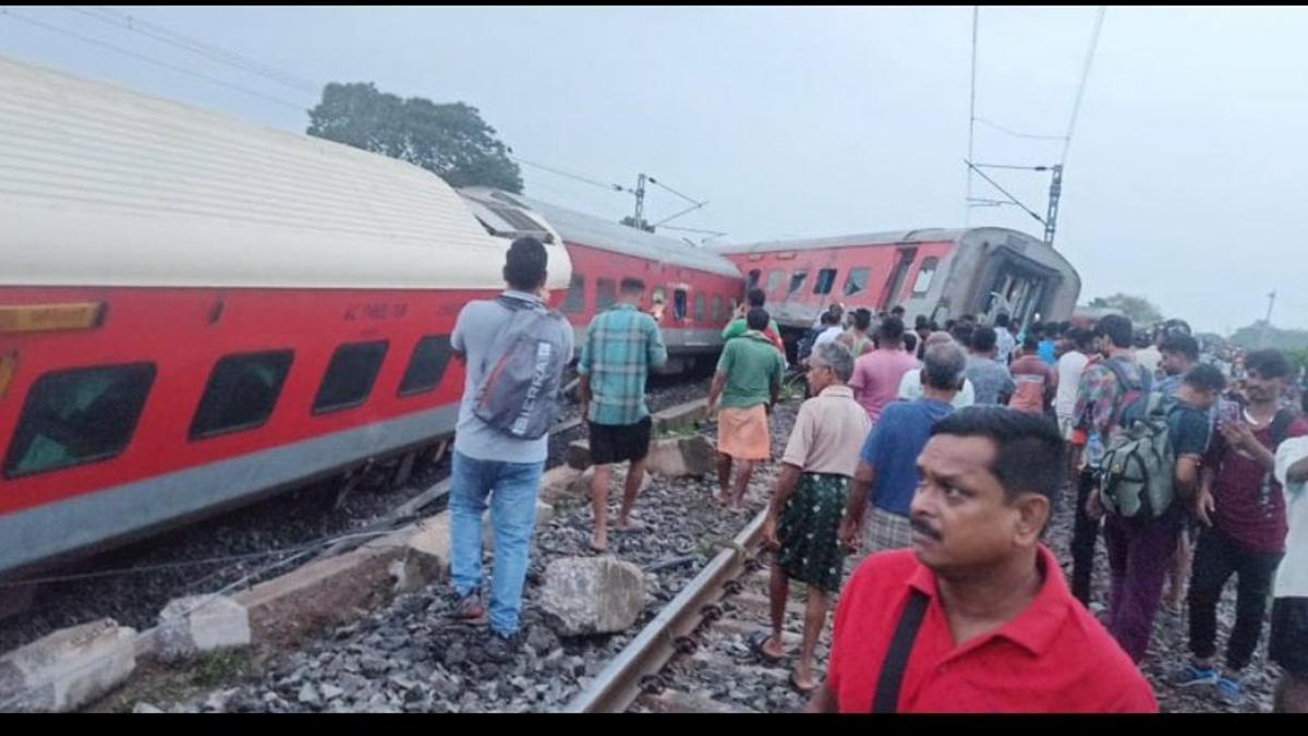 Un tren descarrilado en la India.