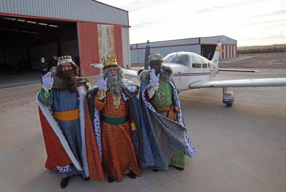 Los Reyes llegan a Murcia en avioneta