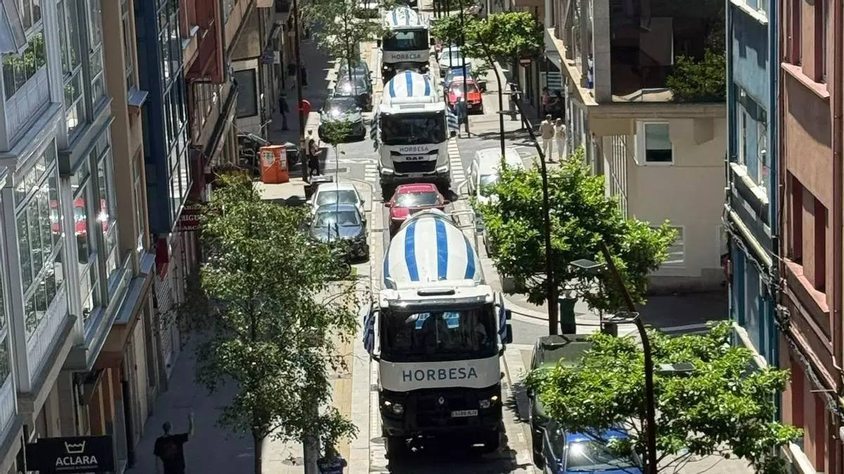 Las hormigoneras del ascenso recorren la ciudad en la fiesta del Deportivo.