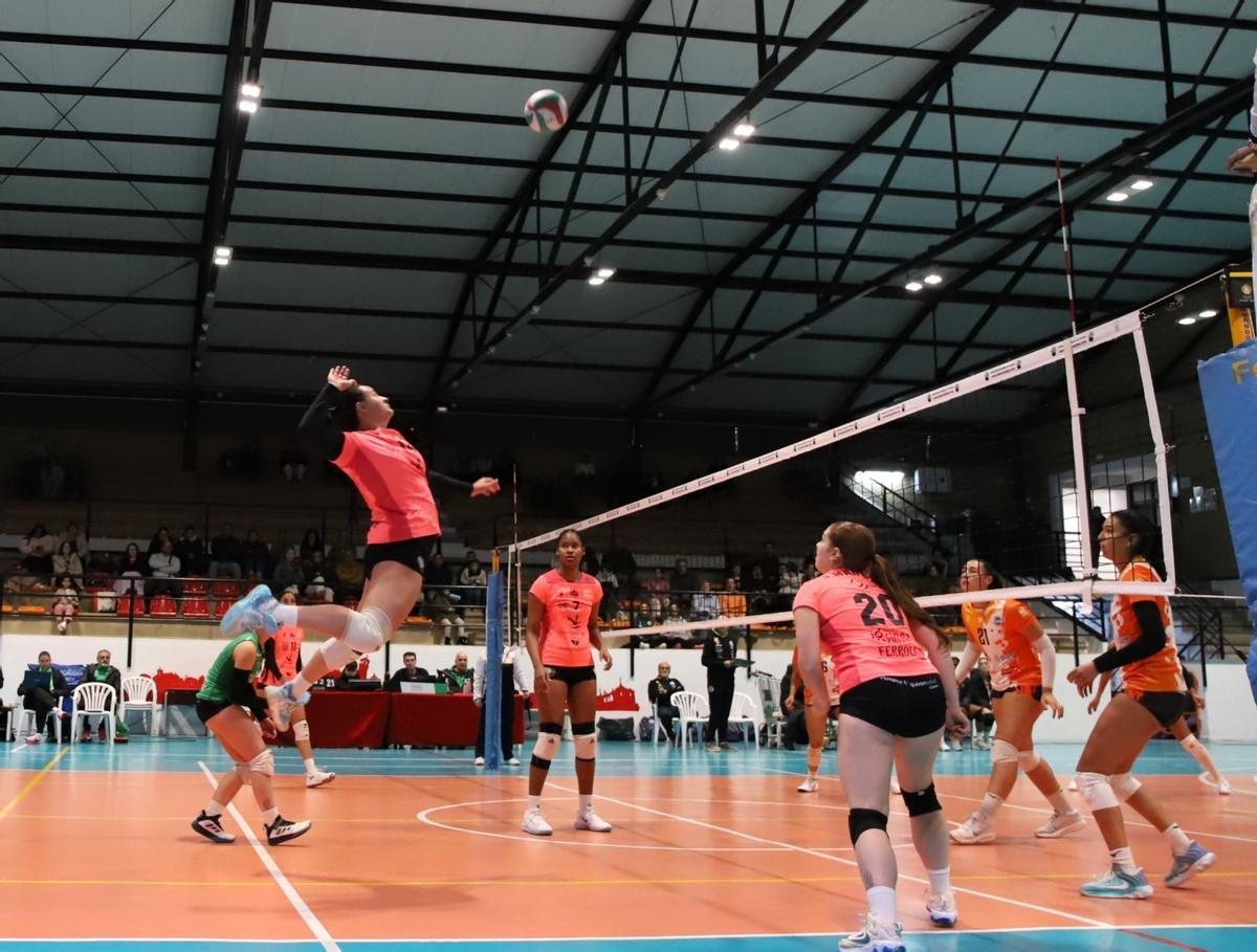 Una acción del equipo arroyano en un partido anterior, con las dos jugadoras de protagonistas.