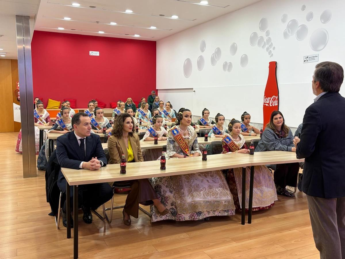 Un instante de la visita de las Falleras Mayores de Valencia y sus Cortes de Honor a las instalaciones de Coca-Cola en Quart de Poblet.