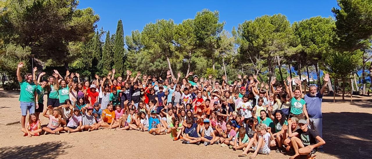 Un grupo de jóvenes alojados en el campamento de la Victòria, este viernes por la mañana.